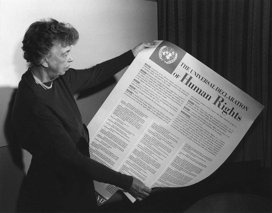 Ilustration: Eleanor Roosevelt holding poster of the Universal Declaration of Human Rights (in English), Lake Success, New York. November 1949 Wikimedia Commons This file is licensed under the Creative Commons Attribution 2.0 Generic license.