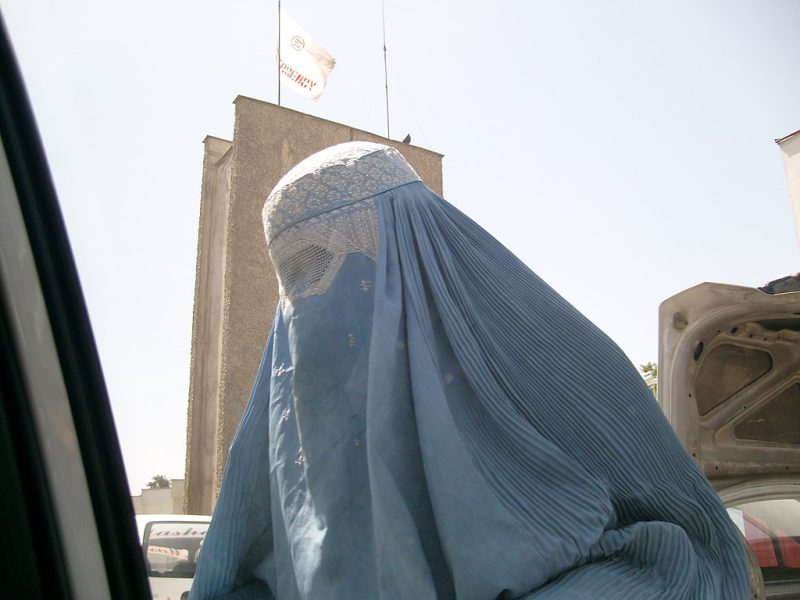 Mujer con burka mendigando en Kabul, Afganistán junio 2008