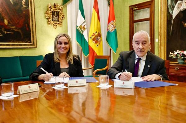 Ayto. Granada: La alcaldesa y el presidente de la agrupación de cofradías.