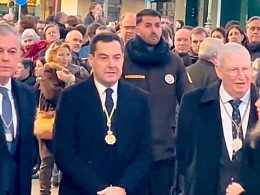 El presidente de la Junta de Andalucía y el alcalde de Sevilla esperan la llegada a la catedral de la Virgen de los Reyes, parte de la procesión magna