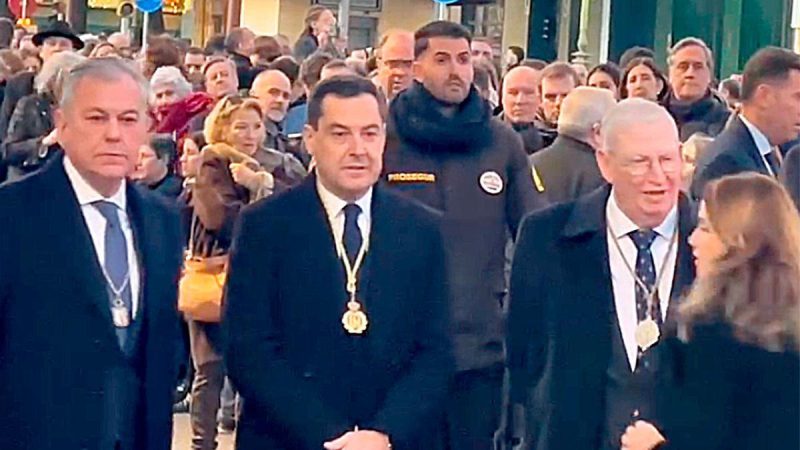 El presidente de la Junta de Andalucía y el alcalde de Sevilla esperan la llegada a la catedral de la Virgen de los Reyes, parte de la procesión magna