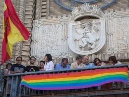 Colocación de la bandera del Colectivo LGTBI en el balcón del Ayuntamiento de Zaragoza en 2017. Ayuntamiento de Zaragoza