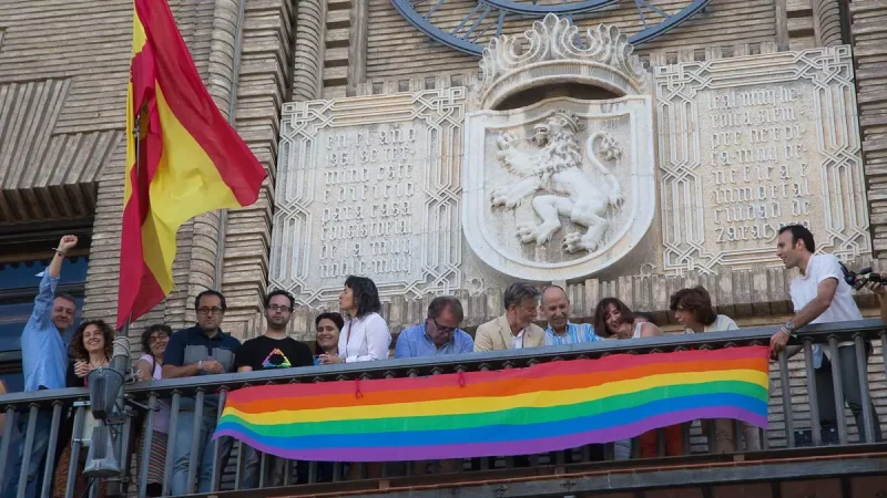 Colocación de la bandera del Colectivo LGTBI en el balcón del Ayuntamiento de Zaragoza en 2017. Ayuntamiento de Zaragoza