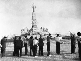 Un pelotón de fusilamiento republicano apuntando al Monumento del Sagrado Corazón durante la Guerra Civil Española, agosto de 1936.wikipedia