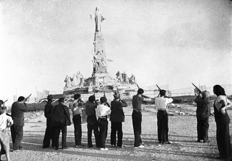 Un pelotón de fusilamiento republicano apuntando al Monumento del Sagrado Corazón durante la Guerra Civil Española, agosto de 1936.wikipedia