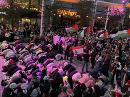 Oración en una calle del centro en Montreal durante una manifestación propalestina el 7 de octubre de 2024. Foto: Radio Canada International / Samir Bendjafer