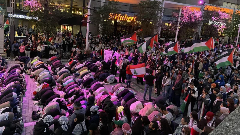 Oración en una calle del centro en Montreal durante una manifestación propalestina el 7 de octubre de 2024. Foto: Radio Canada International / Samir Bendjafer