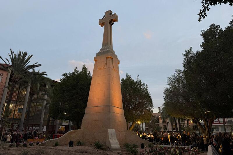 El 'Jardín de la concordia' en Elche en el que PP y Vox han mantenido la cruz franquista que se instaló en 1944.