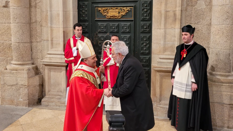 El presidente del Parlamento de Galicia delegado regio en los actos religiosos de la traslación del apóstol en Santiago con asistencia del Ejército y la Armada