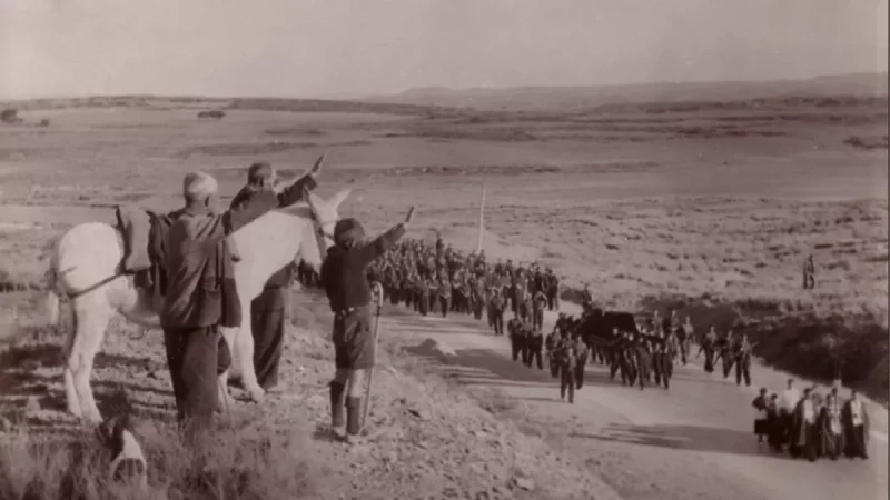 Procesión de traslado de José Antonio Primo de Rivera hasta El Escorial, en noviembre de 1939. Archivo municipal de Cáceres