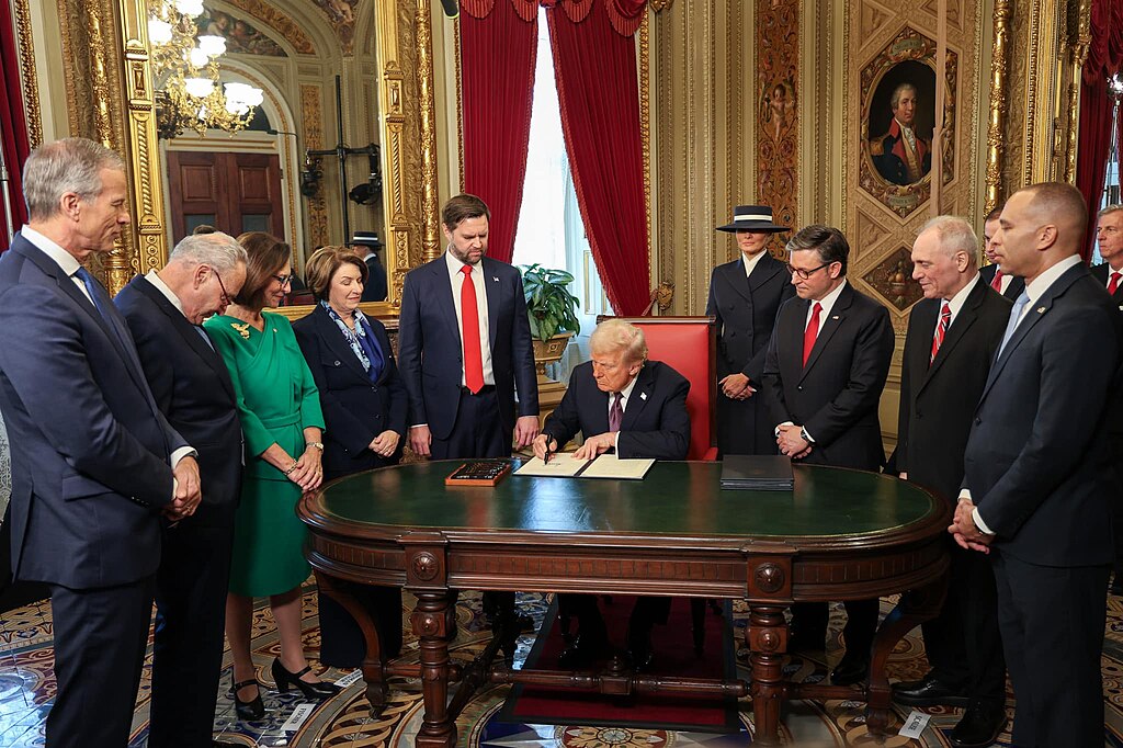 Donald Trump firmando sus primeros decretos tras asumir la presidencia de los EEUU