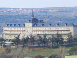 Edificio de Centros Universitarios. Antigua sede del Colegio de Huérfanos de Ferroviarios, Academia de la Policía Nacional e Instituto de Educación Secundaria. Dependiente de la Diputación de Ávila aloja a la Fundación Cultural Sta.Teresa, la Escuela Universitaria de Enfermería de Ávila (de la Universidad de Salamanca), UNED-Ávila y la Universidad Católica de Ávila.