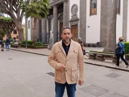 El concejal de Unidas se puede en La Laguna, Rubens Ascanio, frente a la plaza anexa de la iglesia de La Concepción / CEDIDA