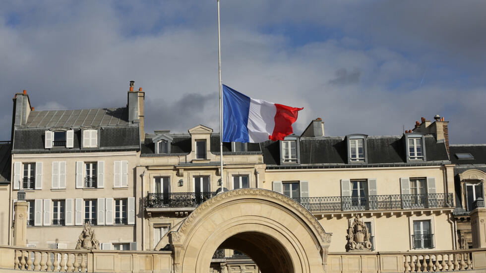 Foto de archivo de la bandera francesa a media asta en el Palacio del Elíseo tras la muerte de Nelson Mandela. Francediplomatie