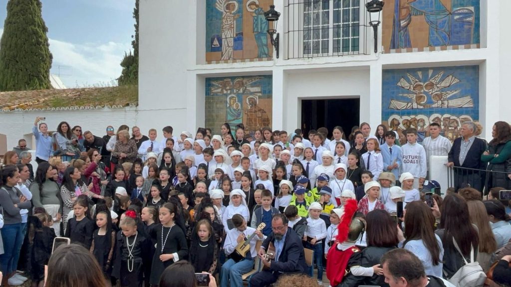 Guillena (Sevilla) adelanta la llegada de la Semana Santa con procesiones escolares