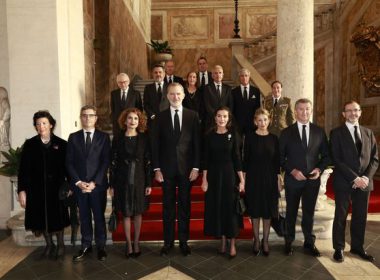 Los reyes Felipe y Letizia posan en la embajada de España en la Santa Sede, junto a la delegación española que asistirá hoy sábado al funeral del papa Francisco. (Casa Real)