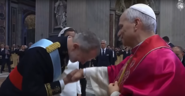 El rey Felipe VI realizando una reverencia en la Misa de Inicio del Pontificado de Su Santidad el Papa León XIV