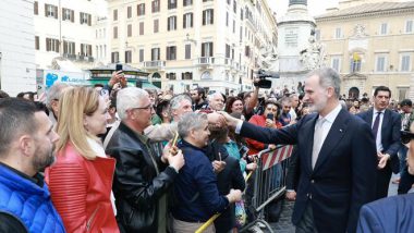 El Rey saluda a los fieles en la plaza de España Casa del Rey
