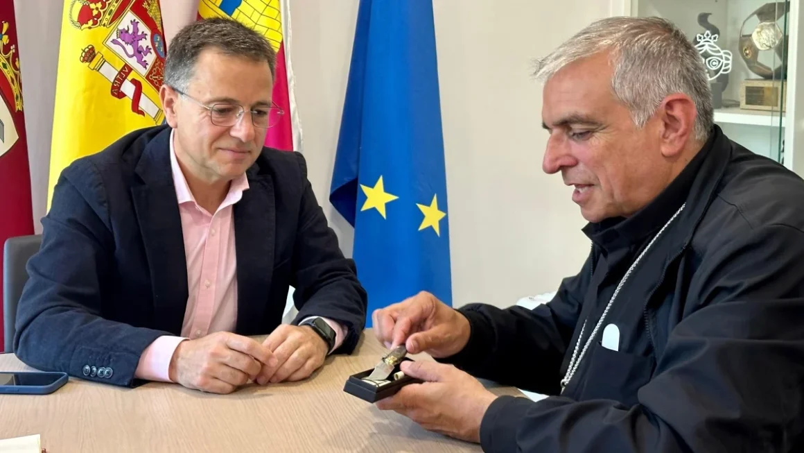 El alcalde de Albacete, Manuel Serrano, y el obispo de Albacete, Ángel Román / Ayto. Albacete