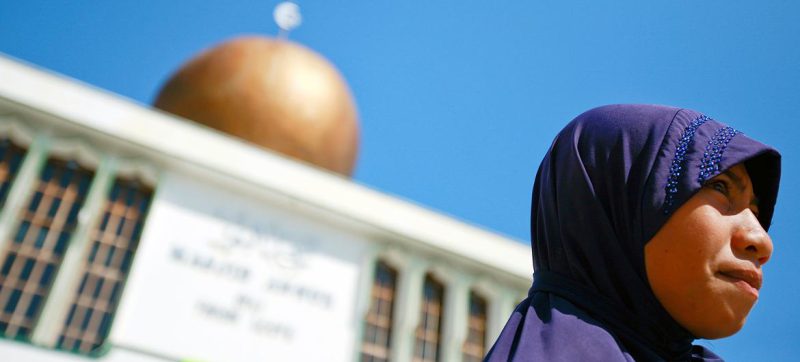 Foto ONU/Martine Perret Una mujer musulmana frente a la mezquita An-Nur de Dili, la mayor de Timor Oriental.
