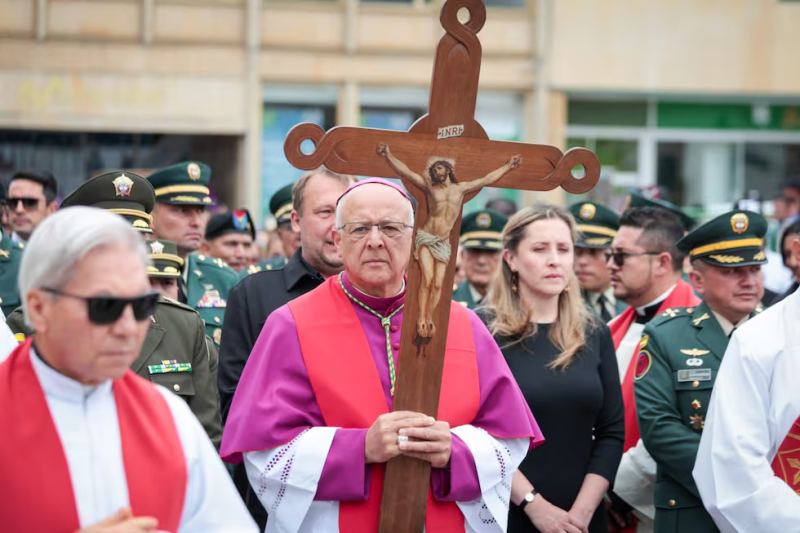 Monseñor Gabriel Ángel Villa Vahos, arzobispo de la Arquidiócesis de Tunja, sostiene una cruz durante una misa el pasado 18 de abril de 2025.GOBERNACIÓN DE BOYACÁ