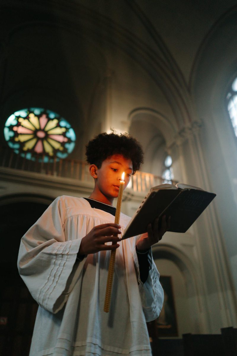 joven en Iglesia. foto: cottonbro studio