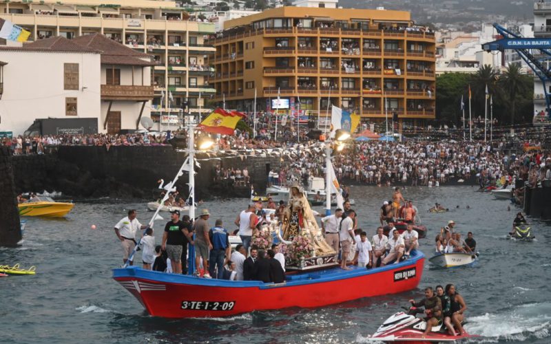 El alcalde de Puerto de la Cruz (Tenerife) en la misa y procesión marinera de San Telmo y la Virgen del Carmen