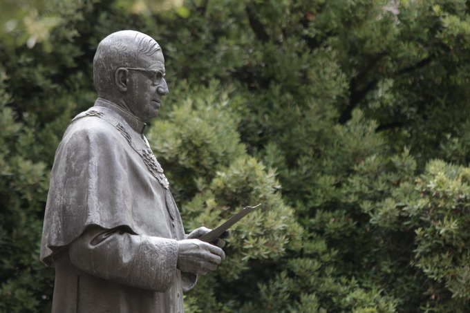 San Josemaría Escrivá de Balaguer - Universidad de Navarra Estatua de san Josemaría, fundador del Opus Dei y de la Universidad de Navarra, en el patio interior del edificio Central.