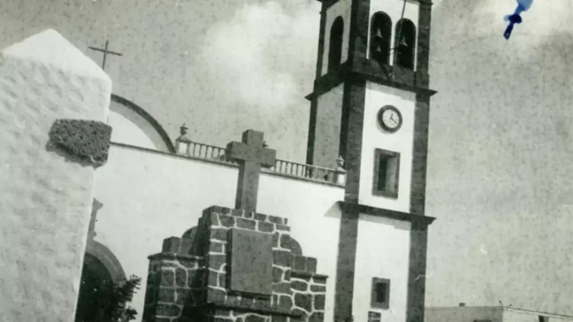 Cruz franquista construida en la plaza Las Palmas, en Arrecife. Foto cedida por la familia Hernández Cabrera (Memoria Digital Lanzarote)