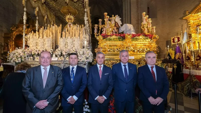 José Marí Olano, primero por la izquierda, antes de salir en la procesión del 15 de abril. Ayuntamiento de València