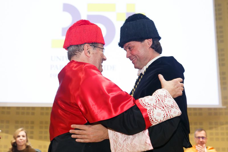 Francisco Oliva Blázquez, rector de la Universidad Pablo de Olavide durante un acto académico
