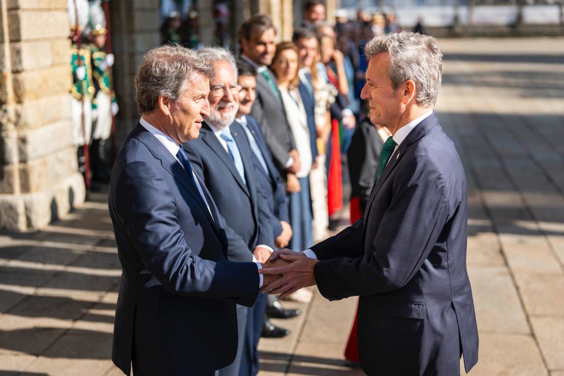 El presidente de la Xunta reivindica en la catedral de Santiago durante la ofrenda al Apóstol restaurar "la integridad" en la política y las instituciones