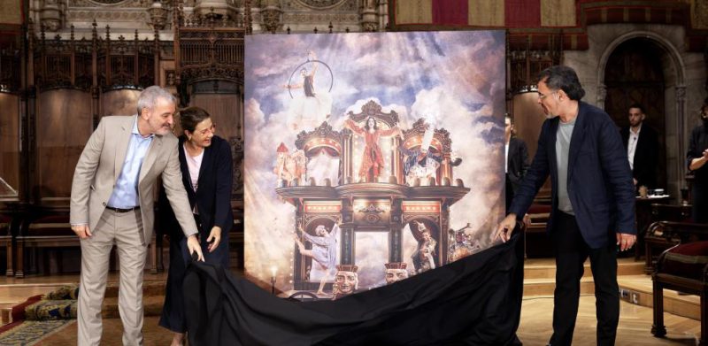 El alcalde Jaume Collboni y la pregonera Emma Vilarasau, junto al cartel y su autor, Lluís Danés Ana Jiménez