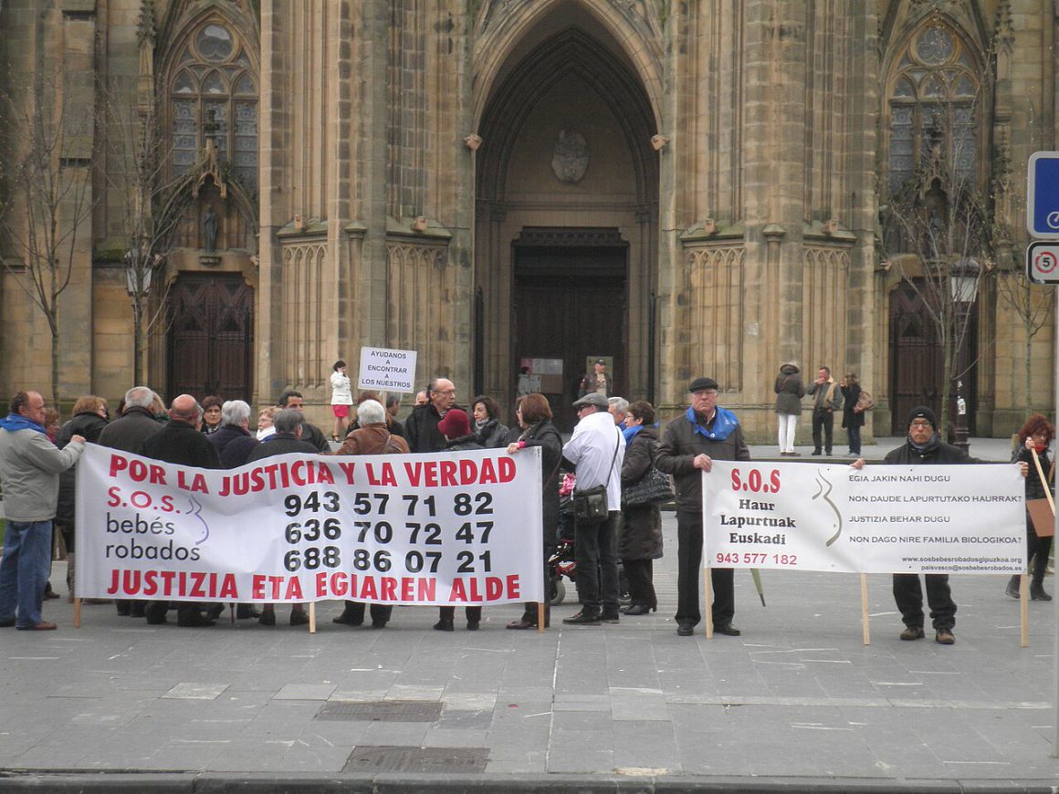 Protesta reclamando justicia y verdad en el caso de los bebés robados en España.