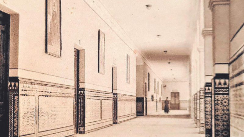 Pasillo de las instalaciones del colegio Jesuitas de Tudela hace décadas, cuando sucedieron los hechos denunciados. Cedida