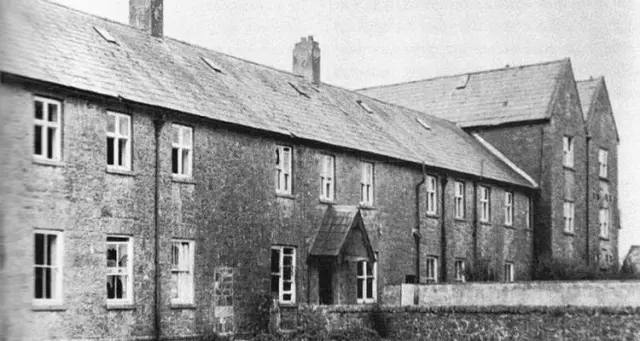 La casa de acogida para madres solteras regentada por las Hermanas del Buen Socorro en Tuam (Irlanda).Motherandbabyhome