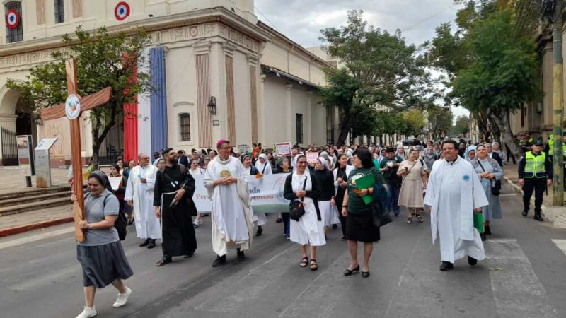 Los religiosos y religiosas del Paraguay marcharon hasta el Congreso Nacional. Foto: Gentileza.