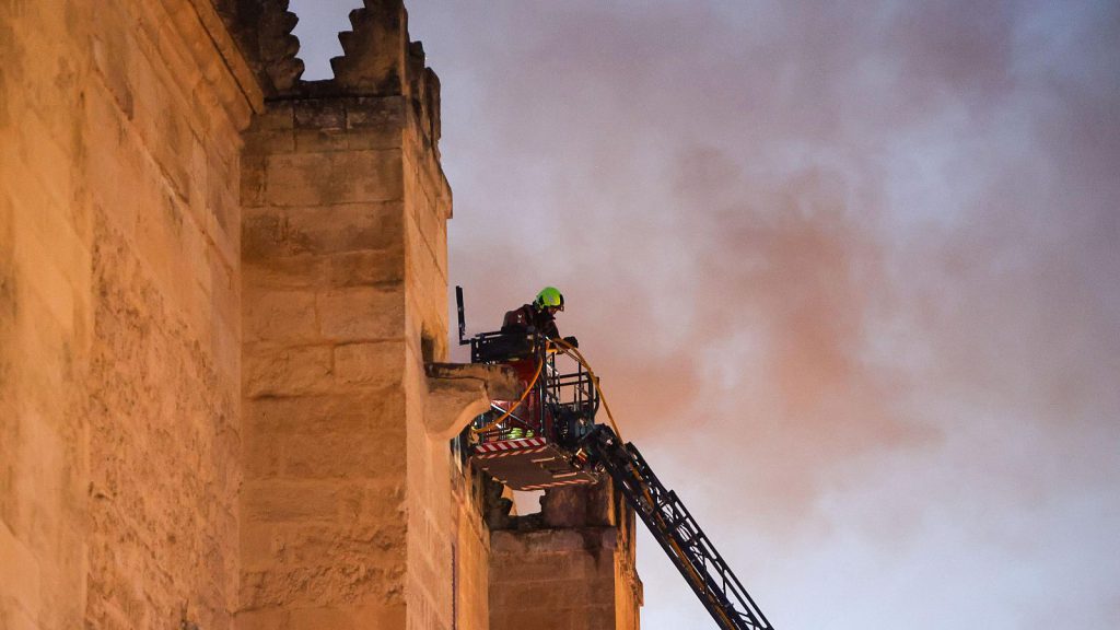Bomberos trabajando en la extinción del incendio en la Mezquita de Córdoba