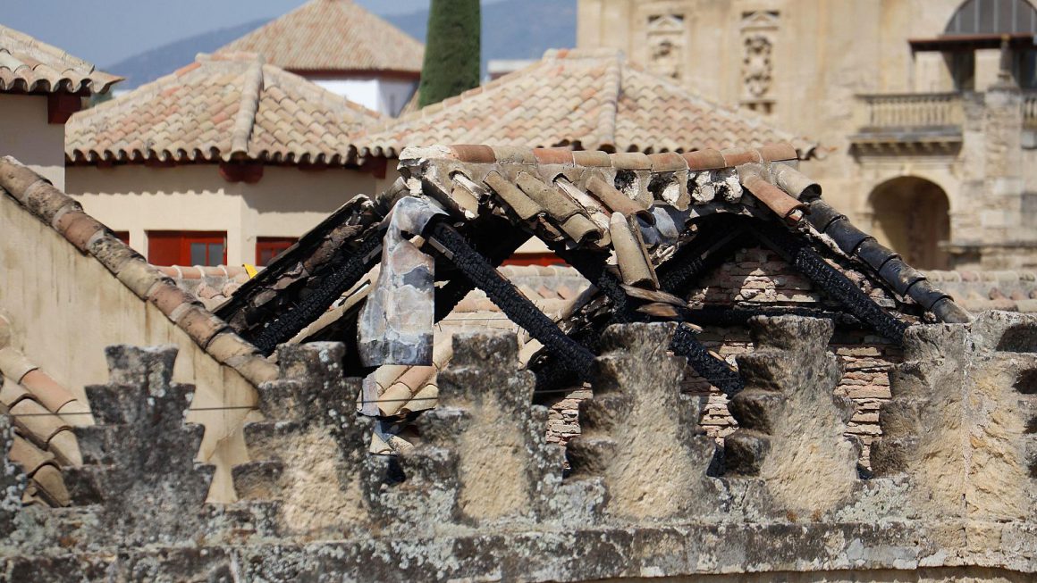 Imagen del techo de la capilla derrumbada tras el incendio en la Mezquita de Córdoba