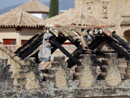 Imagen del techo de la capilla derrumbada tras el incendio en la Mezquita de Córdoba