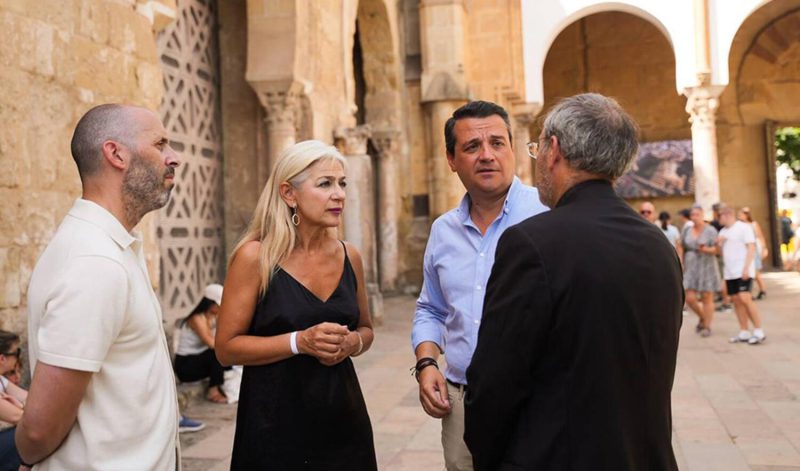 La consejera de Cultura y Deporte, Patricia del Pozo junto a representantes del Cabildo en la Mezquita de Córdoba
