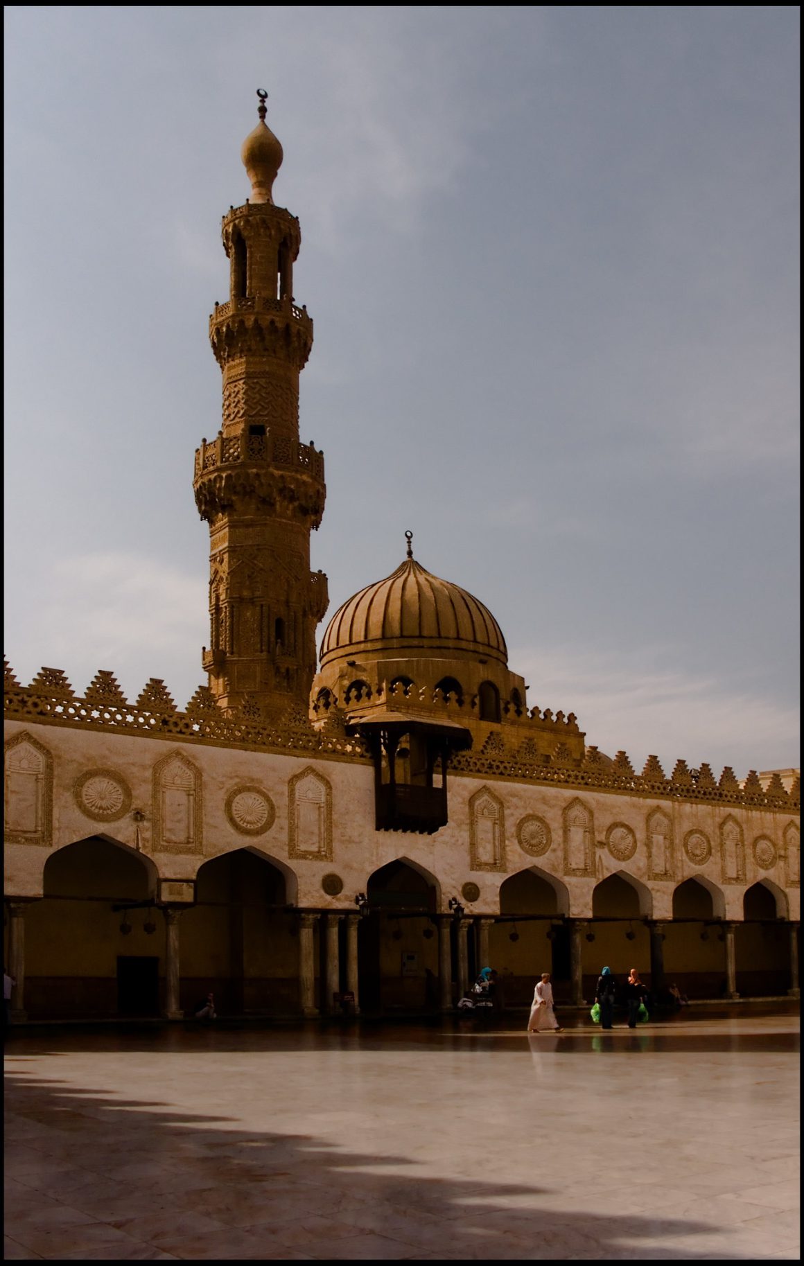 Patio y alminar de la mezquita y universidad de Al-Azhar, edificio fatimí del siglo X en la parte islámica de El Cairo, Egipto.