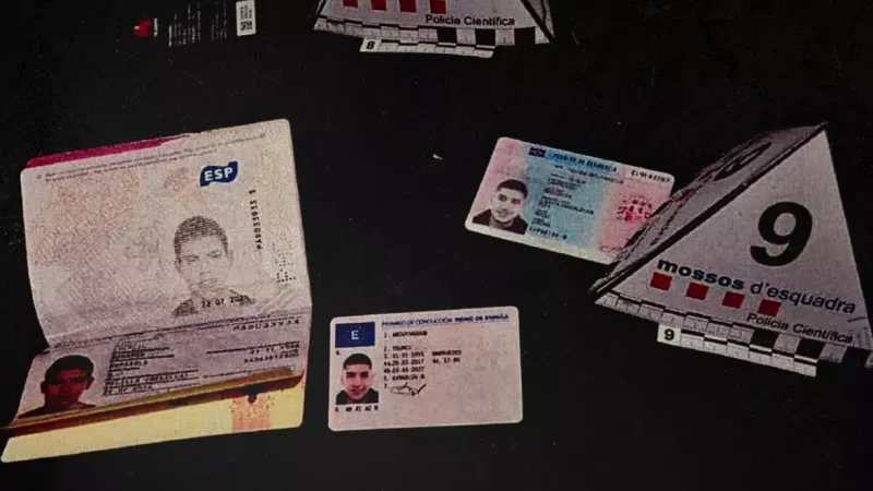 Documentación de algunos de los terroristas, en una de las pruebas recogidas por los Mossos.