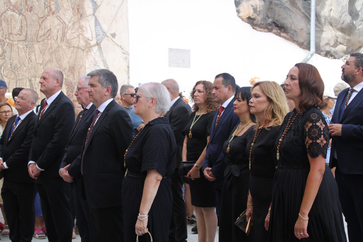 El alcalde de Teror (Las Palmas) en la misa, la procesión y la ofrenda a la Virgen en Candelaria