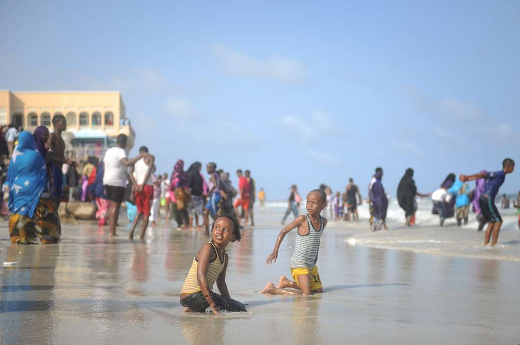 niños en la playa Lido de Mogadisco, Somalia