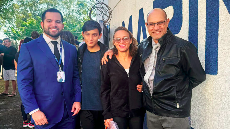 El doctor Daniel acompañó a Israel y a su familia al lugar donde se realizaba la prueba la mañana del examen. Foto: Divulgación