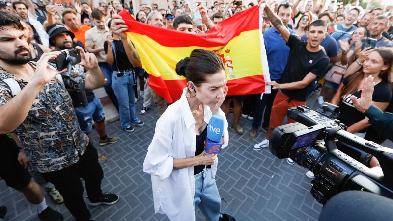 Varias personas increpan a periodistas de TVE durante una manifestación no autorizada en Torre Pacheco.