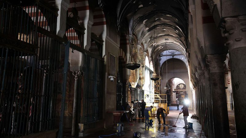Estado del interior de la Mezquita de Córdoba tras el incendio.