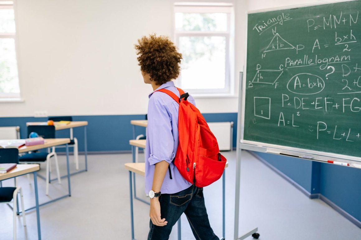joven con un peinado llamativo en un aula escolar
