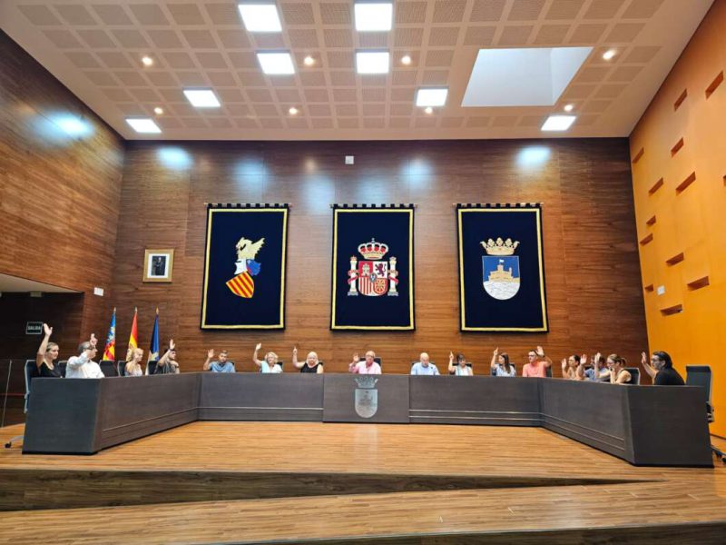 Salón de Plenos del Ayuntamiento de Oropesa del Mar durante la aprobación del Reglamento de distinciones y honores.